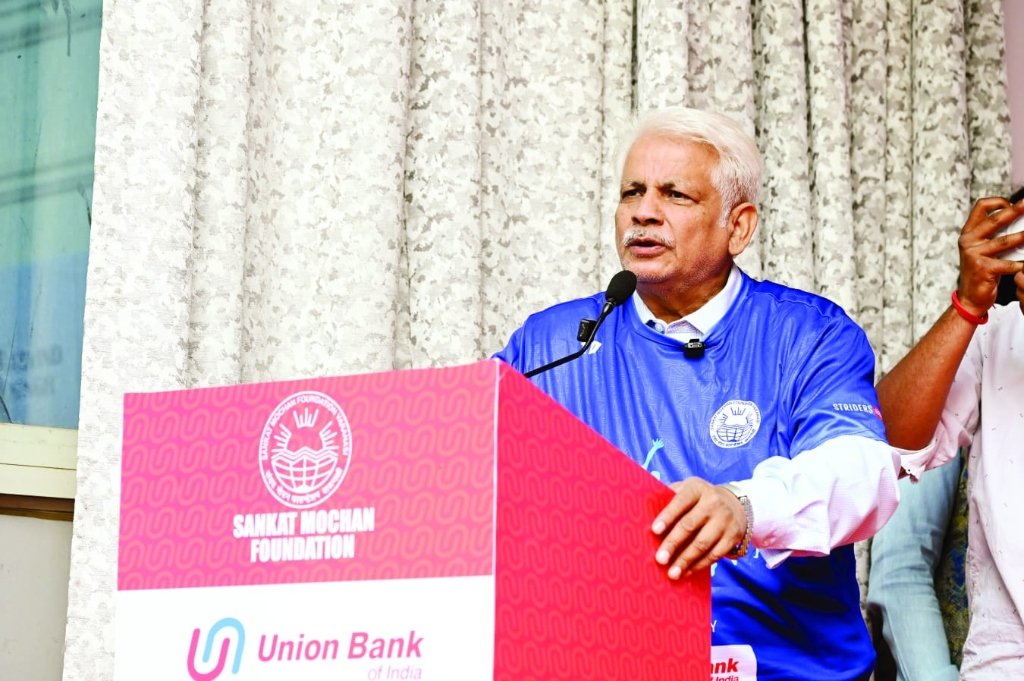 Mahant Prof. Vishwambhar Nath Mishra addressing Run for Clean Ganga runners