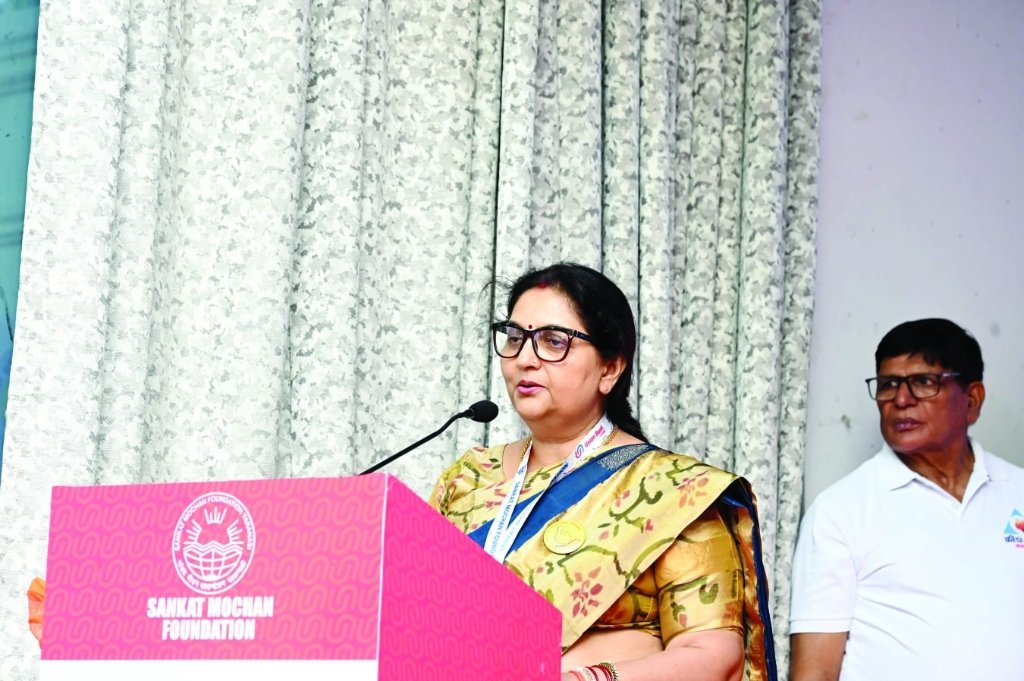 Guest of Honour Addressing the Runners — Run for Clean Ganga