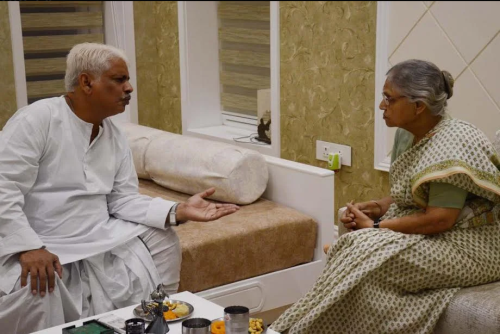 Hon’ble Chief Minister of Bihar, Shri Nitish Kumar, met Mahant ji, Prof. Vishwambhar Nath Mishra . Mahant ji discussed his concern about pollution in river Ganga besides some other important issues .