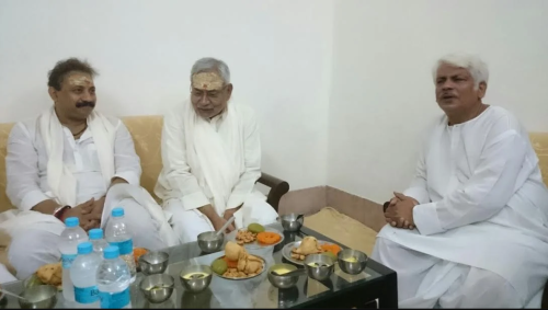 Mrs. Sheila Dikshit the former Chief Minister of Delhi had a long meeting with Mahant ji. Mahant ji shared his views on various issues of concern. Mrs. Dixit has been announced as a chief ministerial candidate for the forthcoming assembly elections in the state of Uttar Pradesh by the Indian National Congress